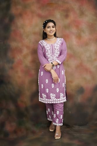 Image of Women's Cotton Blend Lucknowi Embroidered Chikankari Straight Kurta with Pant Set
