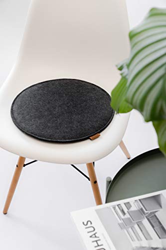 Miqio Design Filz Sitzkissen Rund mit Antirutschnoppen | 35cm | 4er-Set | Indoor und Outdoor | Nachhaltig aus recycelten PET Flaschen | Waschbare Stuhlkissen rutschfest | Dunkelgrau