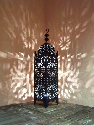 Orientalische Laterne aus Metall Schwarz Frane 90cm groß | Marokkanische Gartenlaterne für draußen, Innen als… – Bild 4