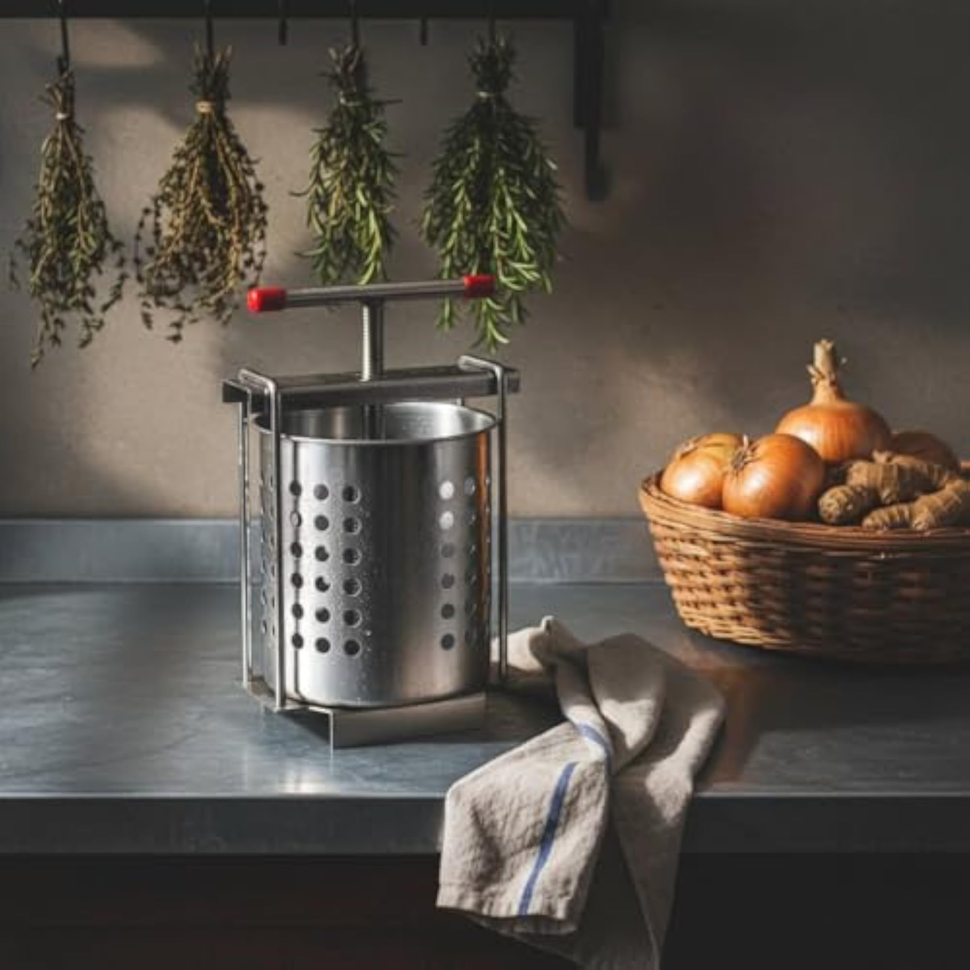 Multi-Purpose Vegetable Water Separator for Home Cooks