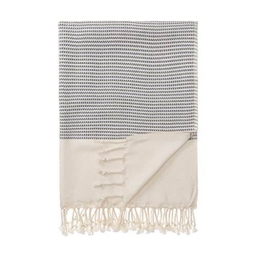 URBANARA Hamamtuch Bolu – 50% Baumwolle & 50% Bambus, Saunatuch/Strandtuch/Liegetuch mit Rautenmuster und Fransen - Graublau/Naturweiß