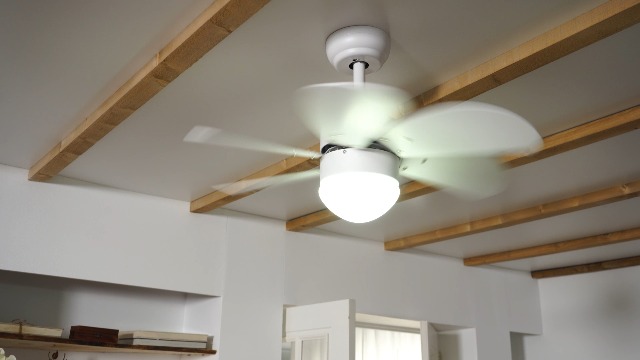 Ventilatore a soffitto, 3 velocità con luce come un lampadario. 4 pale color marrone in legno