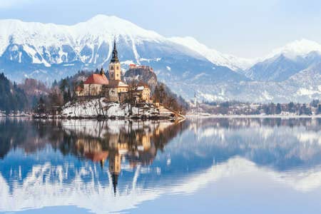 Póster de 120 x 80 cm: Lago sangrado con la Iglesia de Santa María de la Adopción en la pequeña isla; Sangre, Eslovenia, Europa.(94130653)