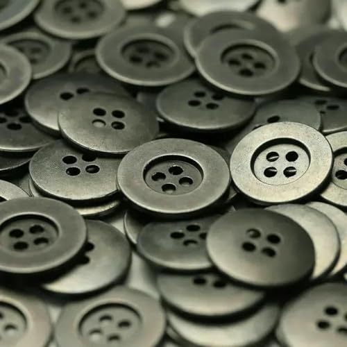 e puoi usare colla, nastro adesivo, filo, fettuccia, ecc. per fissarli; i nostri bottoni per lavori artigianali sono disponibili in una varietà di colori tra cui scegliere.