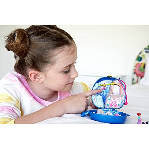 Polly Pocket GKJ52 - Narwal-Eisspaß Schatulle mit lustigen Überraschungen, den kleinen Puppen Polly und Lila, Husky mit Schlitten, Eisbär-Figur und Stickerbogen; Spielzeug für Kinder ab 4 Jahren – Bild 7