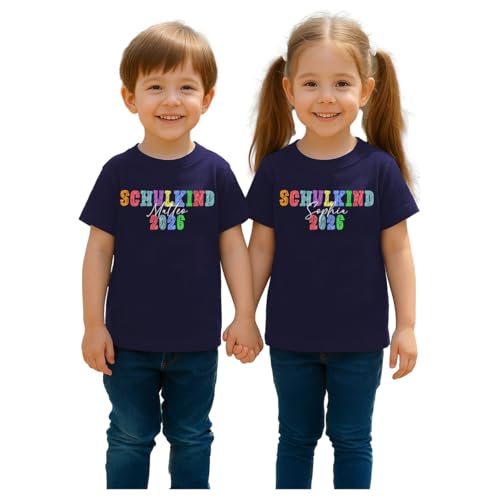 Personalisiertes Schulkind 2026 mit Namen Schulanfang Einschulung Erstklässler Kita Abschluss Kinder T-Shirt Navy Blau 128