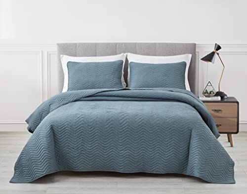 Chezmoi Collection Weaver 3-Piece King Size Quilt Set, Dusty Blue Crushed Soft Microfiber Lightweight Bedspread Zig Zag Chevron Quilted Reversible Coverlet All Season Crinkle Textured Bedding Set #TOP22