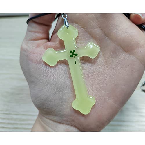 Collier résine phosphorescente avec croix trèfle artisanale de qualité
