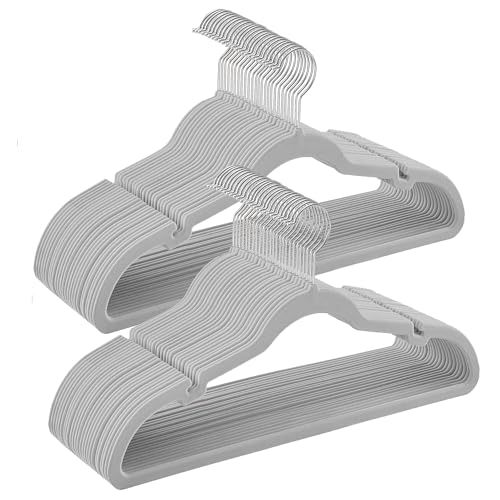 Catálogo de Ganchos para Ropa comprados en linea. 50 SONGMICS Juego de 50 Perchas de Terciopelo, Perchas Antideslizantes, Ranuras para Hombros, Barra para Pantalones, Gancho Giratorio 360°, 0.6 cm de Grosor, 43 cm Largo, Gris Paloma...