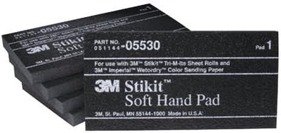 3M 05530 Stikit жумшак кол жаздыкчасы, анда товардын этикеткасы бар кара тик бурчтуу жаздыкчалардын үймөгү көрсөтүлгөн.