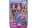 Les et poupées Barbie de la gamme Skipper Baby-Sitter permettent aux enfants d’explorer leur envie de prendre soin des autres en jouant aux baby-sitters. Avec ce coffret, les enfants vont adorer remplir la petite piscine gonflable d’eau et imaginer de belles histoires de baby-sitting. Le jouet éclabousseur peut aussi être rempli d’eau pour des histoires encore plus amusantes ! La poupée jeune enfant et la poupée Skipper sont toutes les deux vêtues de leur maillot de bain, et des accessoires stimulent l’imagination. Avec autant d’éléments de jeu, il y a des milliers d’histoires de baby-sitting à inventer. Les enfants peuvent collectionner l’ensele des poupées et de la gamme Baby-Sitter