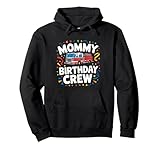 Un giocoso design rosso con una mamma o una mamma pompiere in una festa di compleanno.