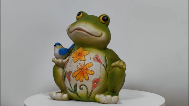 IVCOOLE Outdoor Frog Sculptures,Solar Resin Garden Outdoor Statues,Christmas Decorations Frog Gifts Sculptures Decorations for Home Patio,Yard,Lawn, Porch, Ornament