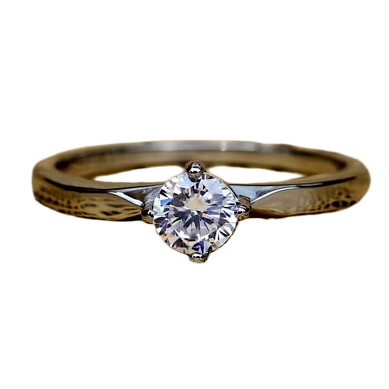 Bague moissanite transparente en argent, le cadeau de fiançailles idéal