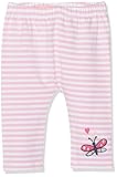 Ein kleiner applizierter Schmetterling mit liebevollen Stickdetails und schillernden Pailletten ist der Hingucker am linken unteren Beinabschluss