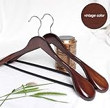 SET OF10 WOOD COAT HANGERS - Extra breite Schulteraufhänger aus 100% Massivholz in 45x6x24cm. Die Kleiderbügel werden mit einem Koffer geliefert, der zum Schutz während des Transports sicher gepolstert ist.