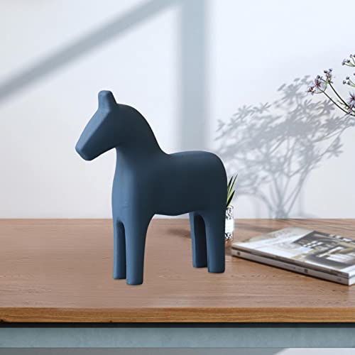 Art décoratif moderne avec cette statuette en bois bleu