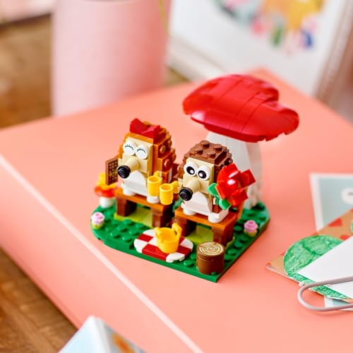 LEGO Igel und Ihr Picknick-Date, Tier-Spielset mit Pilzmodell, Bauset mit Naturkulisse für Kinder, Geschenkidee für Jungen und Mädchen ab 8 Jahren, die gern fantasievoll Spielen, Tierspielzeug 40711
