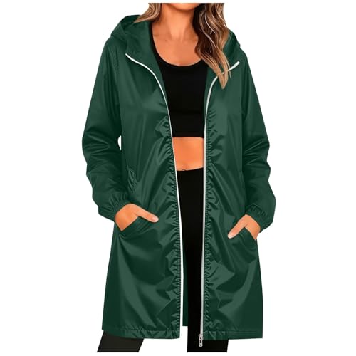 Capuche sac de rangement sur cette veste de pluie femme pour randonnée pédestre