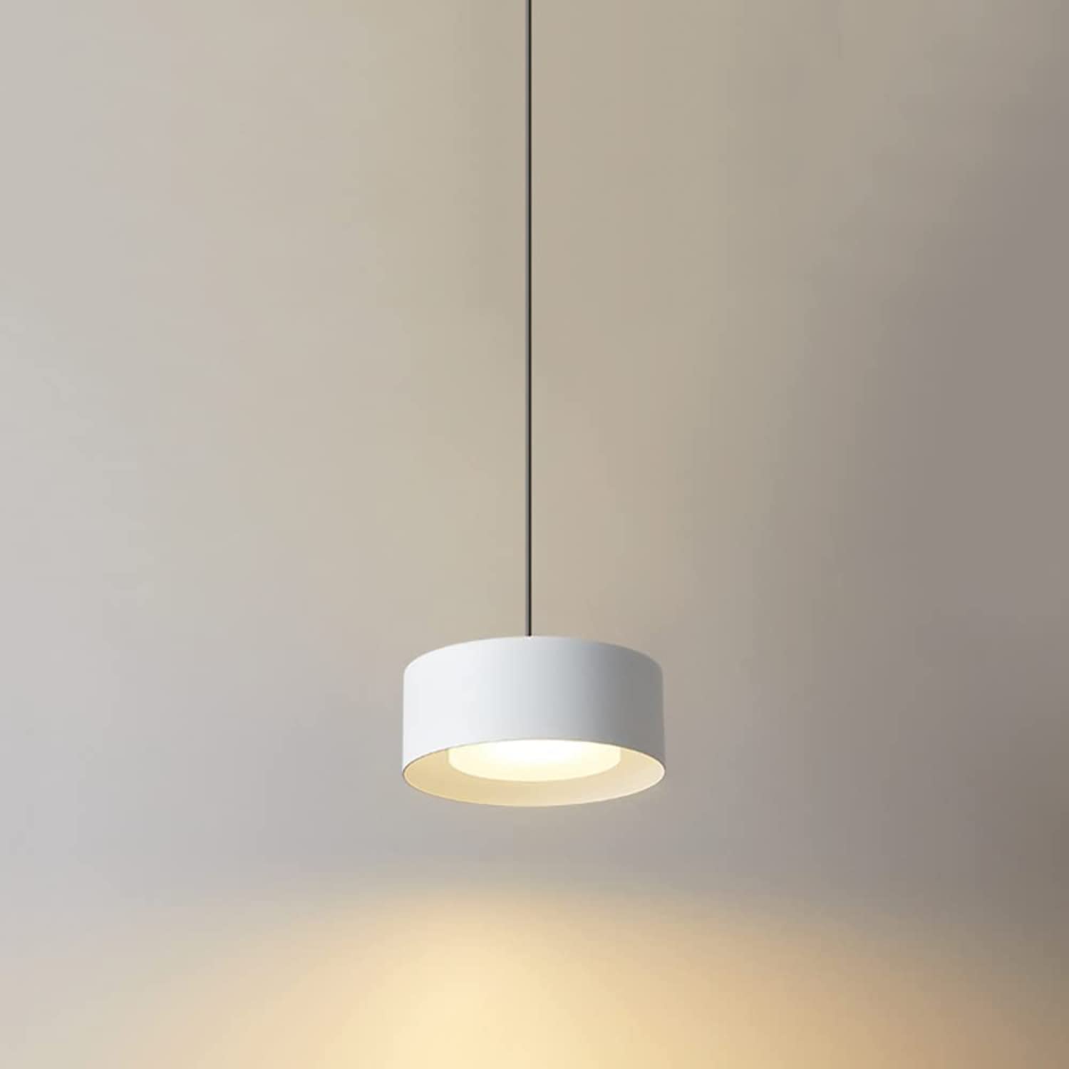 Lámparas suspendidas de diseño minimalista para crear un dormitorio acogedor