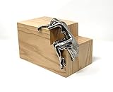 Die künstlerische Urne ist aus einem hölzernen Behälter in hellem Walnussholz gefertigt, ergänzt mit einer Figur der weinenden Dame. Diese Urne für Erwachsene ist eine einzigartige und sehr künstlerische Wahl für eine Gedenkstätte