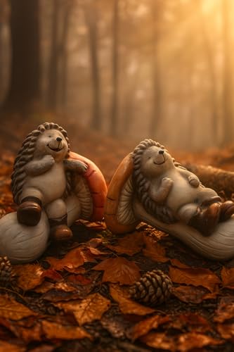 khevga Herbstdeko Igel auf Pilz – 2er Set Figuren aus Kunststein – niedliche Gartendeko Igel liegend – wetterfest – ca. 16 x 10 cm