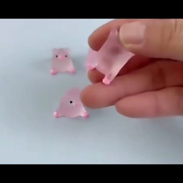 100 Mini Maialini In Resina Che Si Illuminano Al Buio - 6 Stili Per