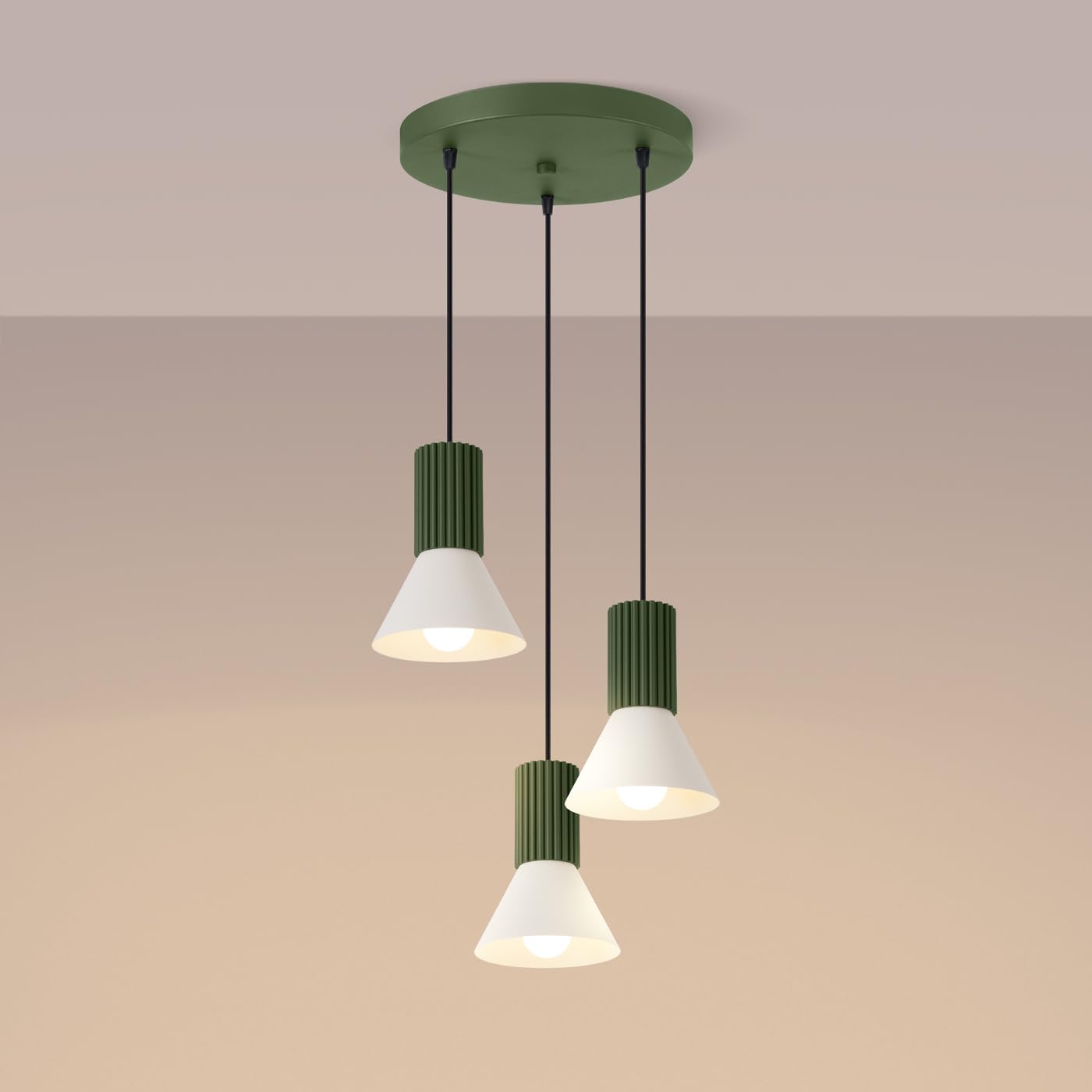 SOLLUX lighting Lampada a Sospensione - Lampada a Pendolo - Lampada da Soffitto Acciaio Alluminio - 3 Paralumi - Lampada LED Lampadina - Beige Verde Oliva Estria