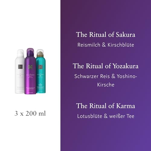 Frau genießt entspannendes Duscherlebnis mit sanftem RITUALS Duschschaum und wohlriechenden Düften.