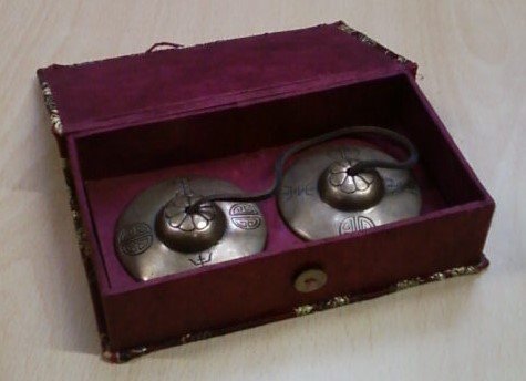 Zimbeln am Band, ca 7 cm in aufwendiger Stoffbezogener Box
