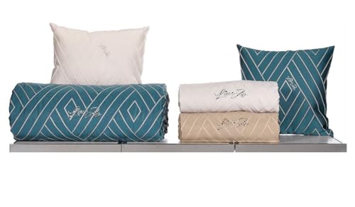 Copriletto liscio matrimoniale con lavorazione jacquard e logo in cristalli Losanga. La nuova collezione Trapuntato di Liu Jo unisce sobrietà ed eleganza per un arredo letto unico. I colori utilizzati in questa serie sono giusti per creare coordinati con qualsiasi genere di arredamento e biancheria. Coordina i cuscini della stessa collezione. La foto della trapunta invernale è indicativa per il modello del copriletto. Il prodotto venduto è sfoderato, perfetto per la stagione più calda. Composizione: 95% poliestere 5% fibra acrilica Colori: Avorio, Ghiaccio, Tortora, Ottanio. Misura: 270×270 cm LIU JO