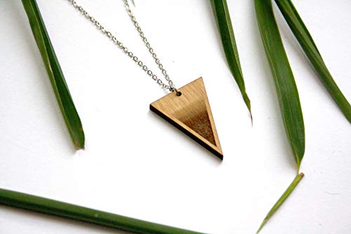 Collier triangle, sautoir long en bois. Bijou géométrique, fabrication artisanale. Chaîne argentée. – vue 5