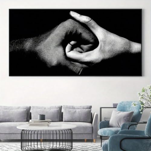 Cuadro en blanco y negro de manos entrelazadas, lámina que inspira unión y calidez 4