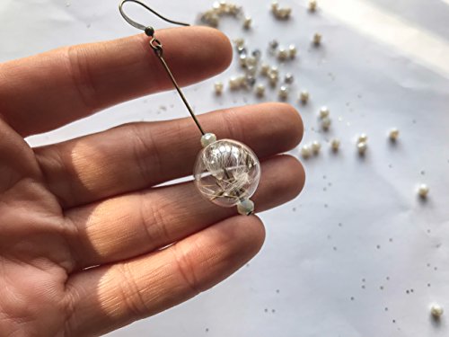 Orecchini pendenti con piccoli globi in vetro e