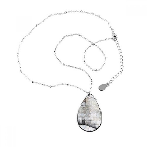 Collier avec chaîne pour éviter les looks ternes grâce au pendentif jet d'encre littérature brique