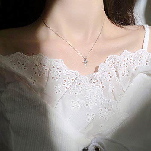 Collier croix en cristal pour sublimer un décolleté de mariée terne