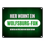 Hier wohnt ein Wolfsburg-Fan Metallschild mit Rasen Motiv 
