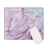 Base en caoutchouc naturel antidérapant : caoutchouc naturel sans mauvaise odeur, sain et respectueux de l'environnement. La base en caoutchouc dense et antidérapante offre une forte adhérence et empêche le tapis de souris de glisser ou de déplacer toute surface de table plane et dure.