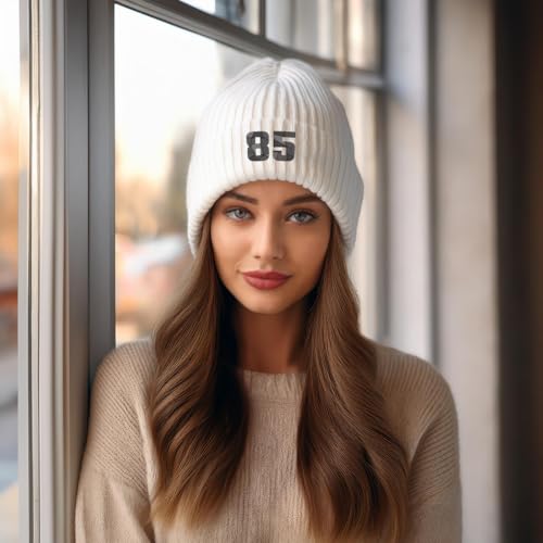 Bonnet 85 Number Cuffed Beanie blanc pour protéger vos oreilles du vent