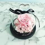 1. Véritable rose préservée – Pas de fleur artificielle. Cette vraie rose a été préservée par un procédé spécial et restera belle pendant des années sans entretien. 2. Design élégant dans un dôme en verre – L'élégant dôme en verre avec base en bois fait de la rose un point fort décoratif intemporel. Symbole de l'amour intemporel : idéal comme cadeau romantique pour femme, petite amie, épouse ou mère. Parfait pour les occasions spéciales : cadeau unique pour la Saint-Valentin, un anniversaire, la fête des mères ou comme décoration de table. 5. Aucun entretien nécessaire – Pas d'arrosage, pas de lumière du soleil – il suffit de déballer, de placer et d'admirer.