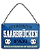 Hier wohnt ein Saarbrücken Fan Blechschild - Metallschild mit Kordel und Saugnapf - Fussball Fans Ultras Anhänger Begeisterte - Wanddeko Türdeko Man Cave Jugendzimmer Werkstatt Wohnzimmer - 18x12cm