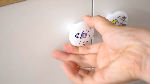 SHENGYIG Lot De 5 Boutons D'armoire Blancs Avec Motifs D'action Bouton D' Armoire Toucher Lisse Bouton De Porte Armoire Montage à Vis Convient Pour Les Armoires, Les Coiffeuses, Les Armoires à