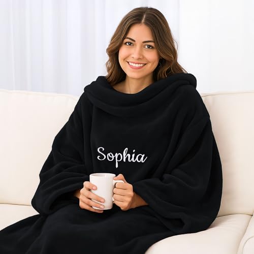 Deitert Kuscheldecke XL mit Ärmeln - Bestickt mit Namen oder Wunschtext - extra große Ärmeldecke - gemütliche Wohndecke - personalisiertes Geschenk für Männer und Frauen 150 x 240 cm schwarz