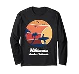El diseño gráfico cuenta con un colorido atardecer retro con aves marinas, palmeras y un surfista que sostiene una tabla de surf. Ideal para hombres y mujeres que aman los recuerdos vintage de Nihiwatu Sumba Indonesia, Nihiwatu Sumba memorabilia o Nihiwatu Sumba Indonesia.