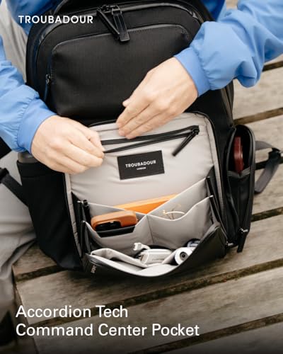 Troubadour マトリックスバックパック – 容量20L、耐水性、マイクロファイバーの裏地、人間工学に基づいたストラップ、リサイクルポリエステルとビーガンレザートリム–ブラック