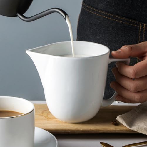 Jarra de leche de cerámica con asa ergonómica para un control total al preparar tu espuma de café. 6
