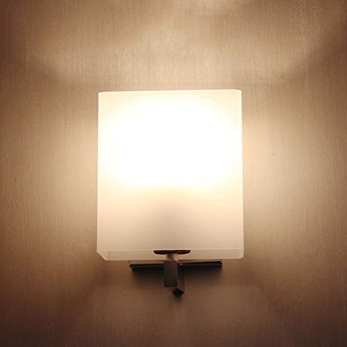 Libérez votre table de chevet grâce à cette lampe murale de lit multifonction