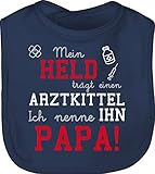 Shirtracer Baby Lätzchen - Sprüche - Mein Held trägt einen Arztkittel - Unisize - Navy Blau - lustige babysachen spruch papa laetzchen babykleidung mit süßen sprüchen spruche arzt latzchen