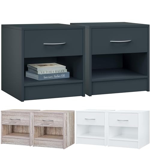 SPAZIOSO: il cassetto scorrevole con maniglia in aspetto alluminio e il vano aggiuntivo offrono il doppio dello spazio per riporre tutti i vostri oggetti. Il ripiano superiore offre spazio per una sveglia, una lampada da comodino e molto altro.