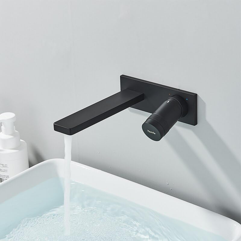 Robinet de lavabo en laiton mural pour une salle de bain moderne